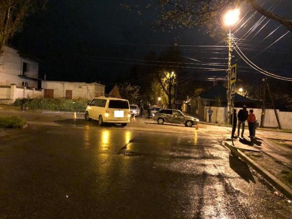 В Кисловодске в аварии с микроавтобусом и легковушкой пострадали три девушки